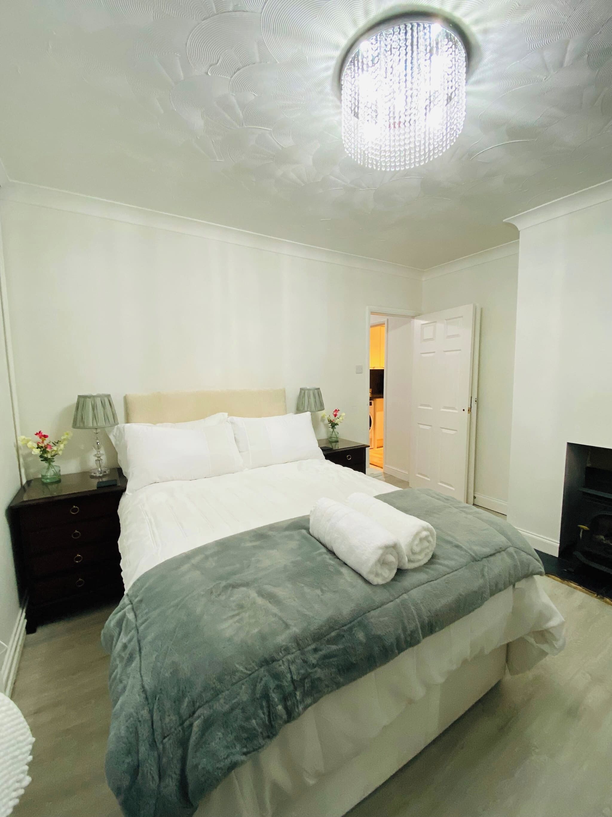 5 bedrooms, iron/ironing board, internet, bed sheets