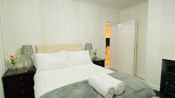 5 bedrooms, iron/ironing board, internet, bed sheets