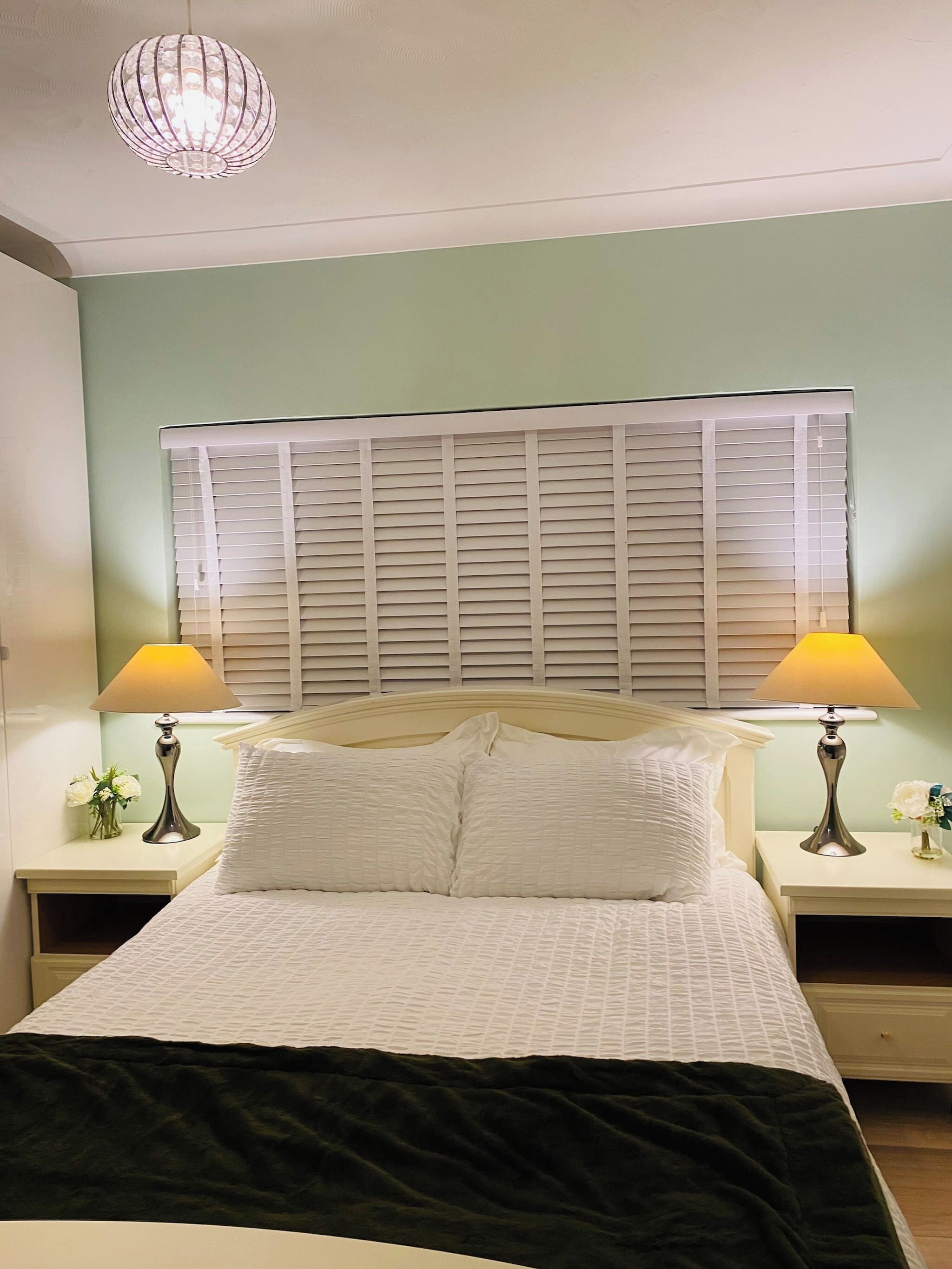 5 quartos, ferros/tábuas de passar roupa, acesso à internet