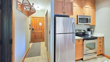 Fridge, microwave, dishwasher, coffee/tea maker