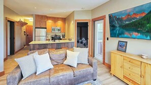 TV, fireplace - Fernie - Timberline Lodges Juniper #638 (Fernie)