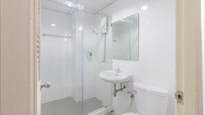 A bathroom with a glass-enclosed shower, a white sink, and a toilet. - Relaxed Delux Double | Cozy Stay with Free Parking (Bangkok)