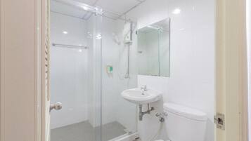 Shower, bidet, towels