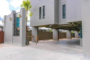 المنطقة المحيطة بالمنشأة