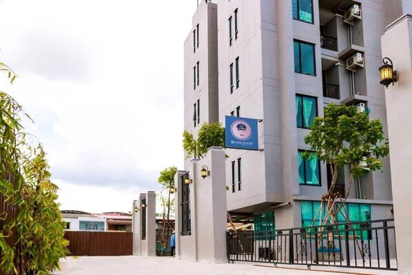 Exterior - Premier Deluxe Stay | Embassy District Comfort (Bangkok)