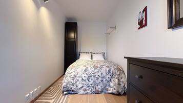 Iron/ironing board, internet, bed sheets