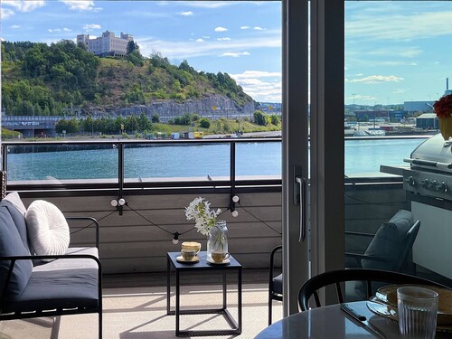 Front Row to the Fjord – Chic & Modern Escape!