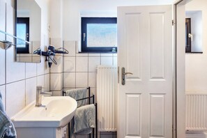 Dusj, toalettartikler (inkludert), hårføner og håndklær