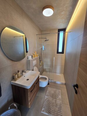 Shower - Balans house RentiGo (Петроварадин)