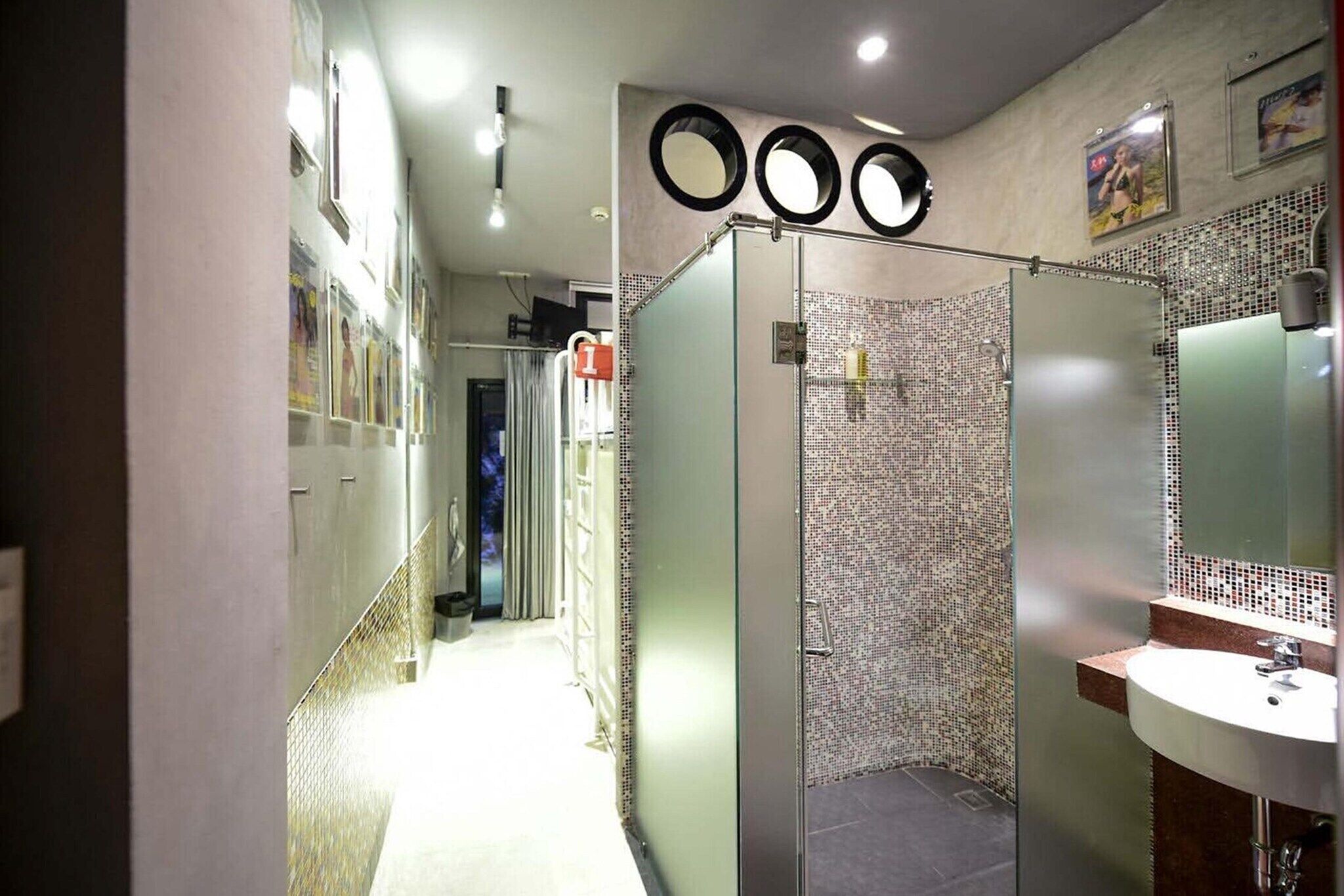 Chuveiro, toalhas de banho