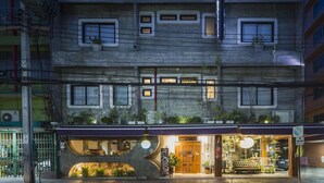 Ein Gebäude mit Restaurant im Erdgeschoss und Eingang im zweiten Stock.
