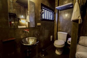 Shower, towels - Premier Deluxe Comfort | Modern & Relaxing (Bangkok)