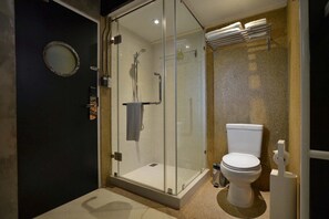 Shower, towels - Premier Deluxe Comfort | Modern & Relaxing (Bangkok)
