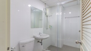 Ein Badezimmer mit Toilette, Waschbecken und einer Duschkabine.