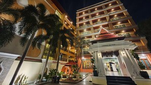 A multi-story hotel with a central courtyard, palm trees, and a red-tiled entrance. - Twin Escape in Pattaya | Free Pool & Parking (Pattaya)
