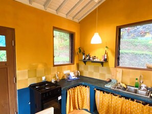 Cabaña, vista al jardín | Cocina privada