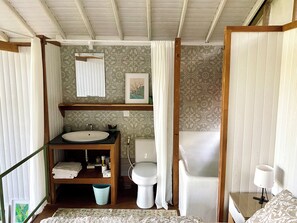 Cabane, vue jardin | Salle de bain