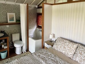 Cabaña, vista al jardín | Baño