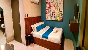 1 camera, una scrivania, lenzuola