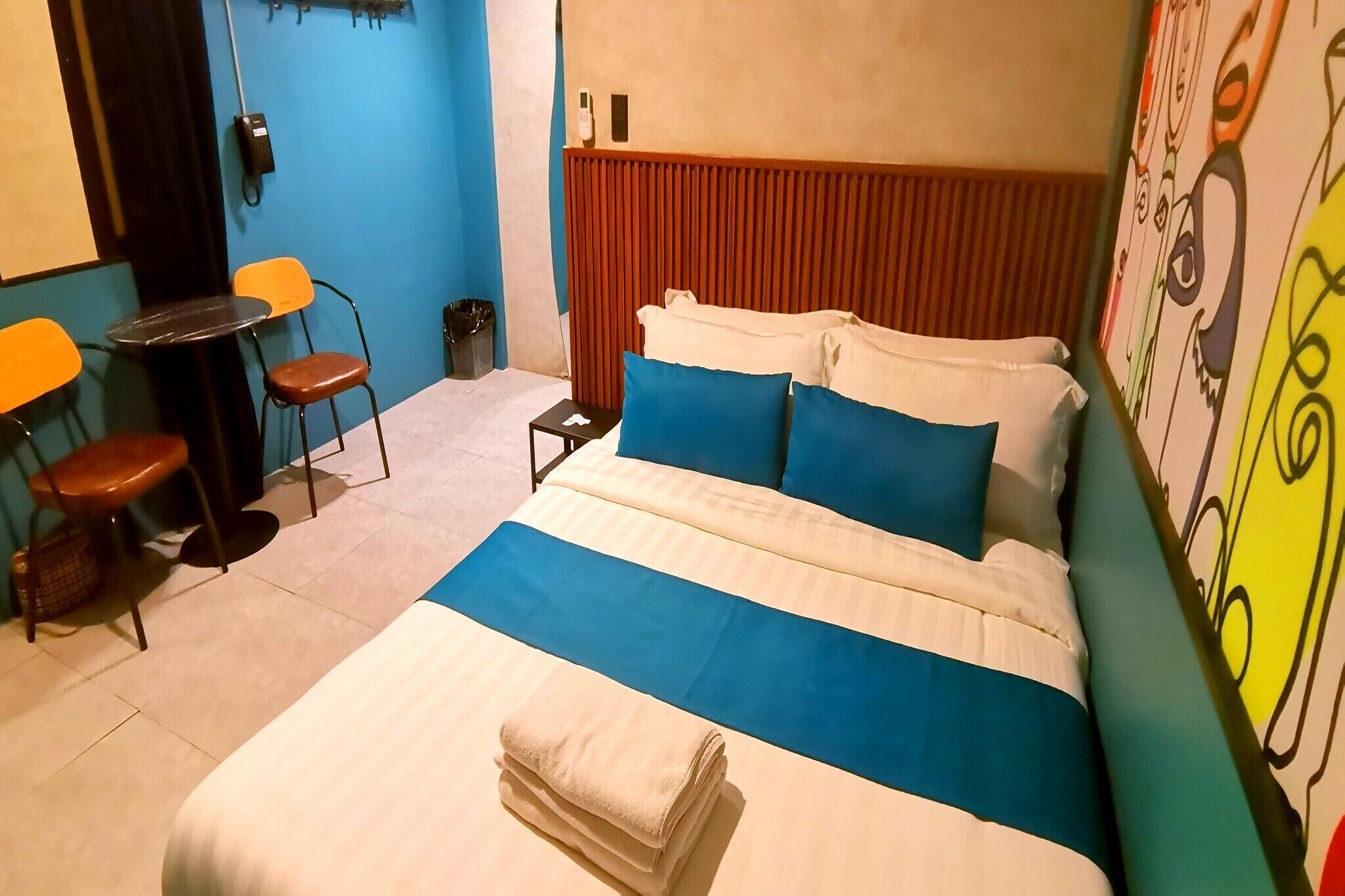 1 室のベッドルーム、デスク、ベッドシーツ