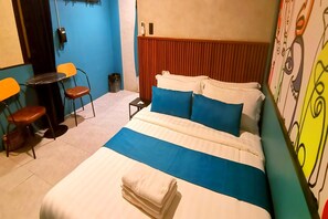 1 室のベッドルーム、デスク、ベッドシーツ