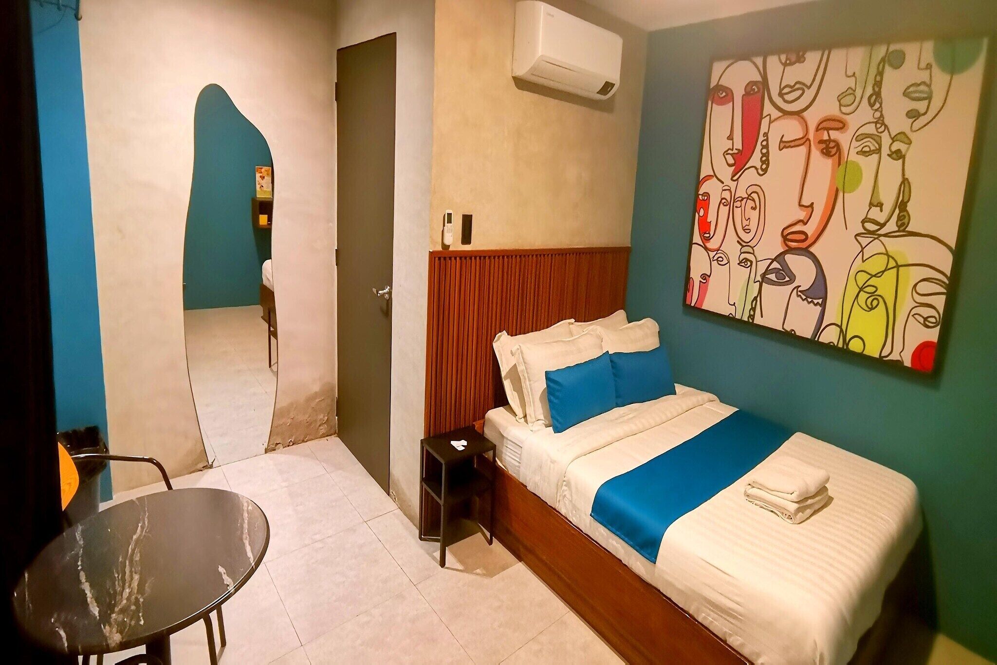 1 dormitorio, escritorio, ropa de cama