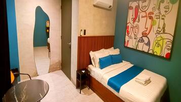 1 dormitorio, escritorio, ropa de cama