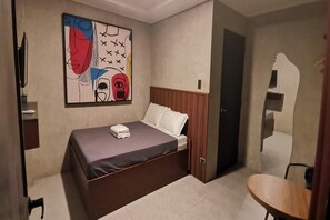 1 Schlafzimmer, Schreibtisch, Bettwäsche
