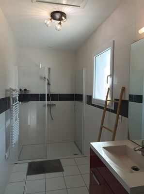 Suihku, hiustenkuivaaja