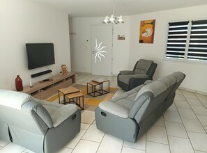 TV - Holiday Home 'L'Estran Qu'Île - Near Beaches' with Terrace, Private Garden & Wi-Fi (L'Île-d'Olonne)
