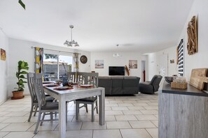 Interior - Holiday Home 'L'Estran Qu'Île – Near Beaches' with Terrace, Private Garden & Wi-Fi (L'Île-d'Olonne)
