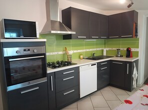 Fridge, microwave, oven, stovetop - Holiday Home 'L'Estran Qu'Île - Near Beaches' with Terrace, Private Garden & Wi-Fi (L'Île-d'Olonne)