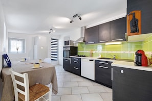 Frigorífico, microondas, horno y placa de cocina