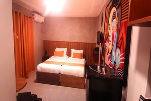 1 habitación, escritorio y ropa de cama 