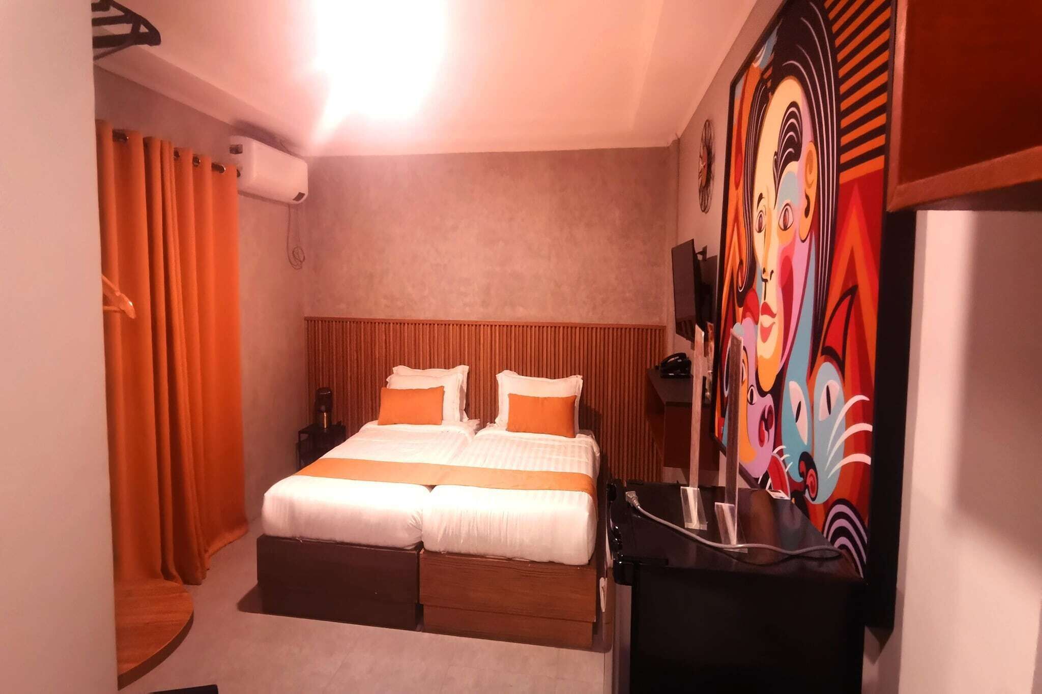 1 bedroom, desk, bed sheets