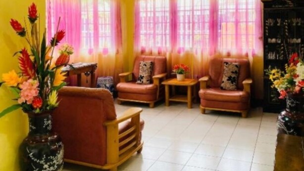 Una sala de estar acogedora con un conjunto de sofás, una mesa de centro y una estantería.