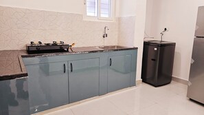 Fridge, cookware/dishes/utensils