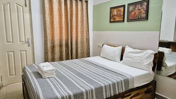 Luxury-Apartment | Schreibtisch, laptopgeeigneter Arbeitsplatz, kostenloses WLAN