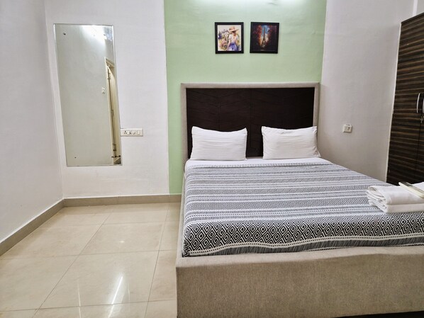 Luxury Apartment | Desk, laptop workspace, free WiFi