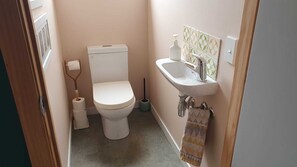 تجهيزات دش، مجففات شعر، مناشف، ورق حمّام