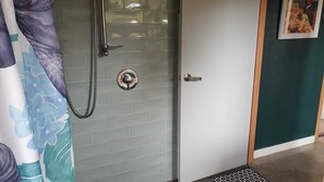 Douche, sèche-cheveux, serviettes fournies, papier toilette