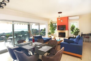 Interior - Apartment 'Aris' with Sea View, Wi-Fi and Air Conditioning (Peratiá)