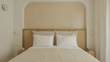 Suite – deluxe, balkong, utsikt mot innsjø | Senger med overmadrass, safe på rommet og skrivebord for bærbar PC