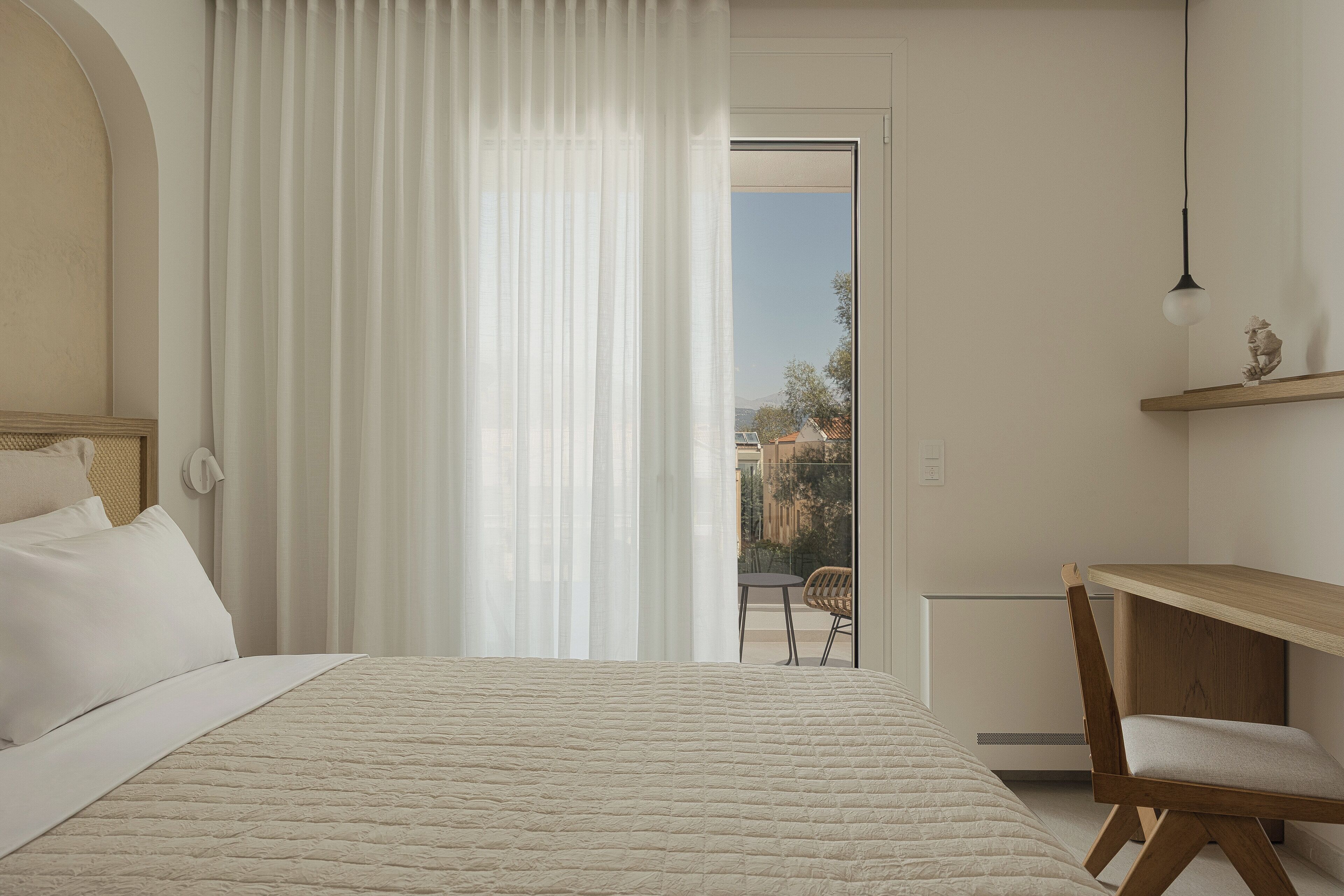 华丽套房, 阳台, 湖景 | 加厚床垫、客房内保险箱、笔记本电脑工作区、遮光窗帘