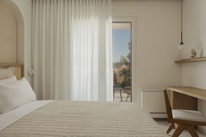 Deluxe Suite, Balcony, Lake View | Tilam berlapik, peti besi dalam bilik, ruang kerja komputer riba 