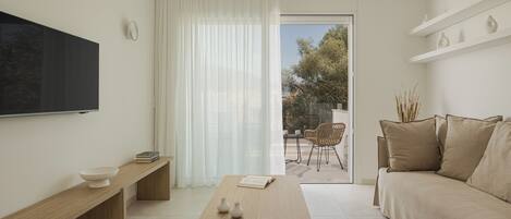 Deluxe Suite, Balcony, Lake View | Living area