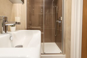 Studio | Bathroom | Free toiletries, hair dryer, towels, soap - Modern Studio Flat in Hammersmith (London)