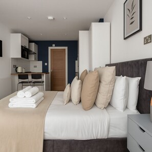Studio | Iron/ironing board, free WiFi - Modern Studio Flat in Hammersmith (London)