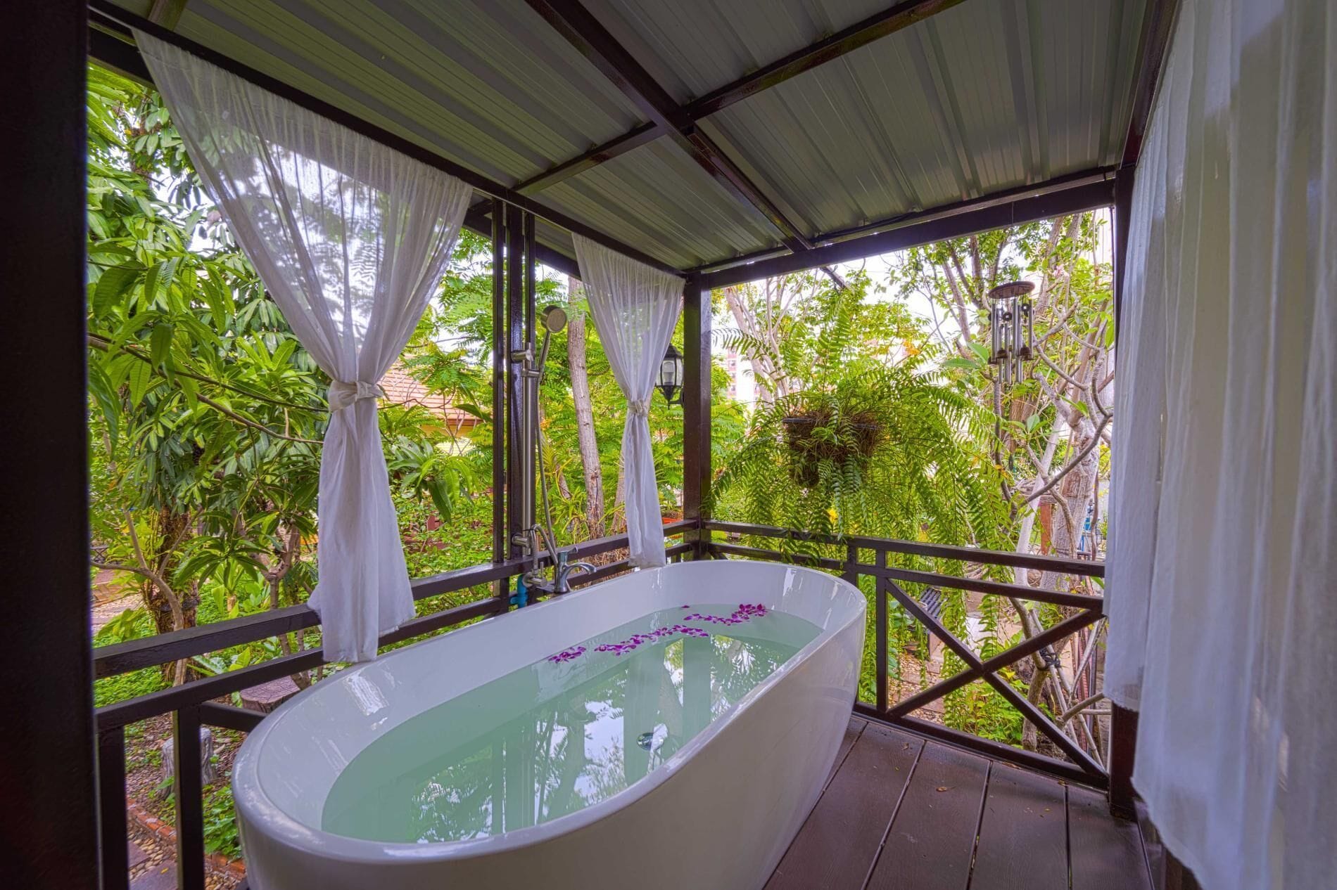 خزنة داخل الغرفة وستائر تعتيم ومكواة/لوح كي وواي فاي مجانًا