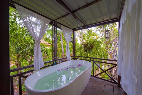 فيلا - ٤ غرف نوم - بمسبح خاص - منظر للحديقة | خزنة داخل الغرفة وستائر تعتيم ومكواة/لوح كي وواي فاي مجانًا